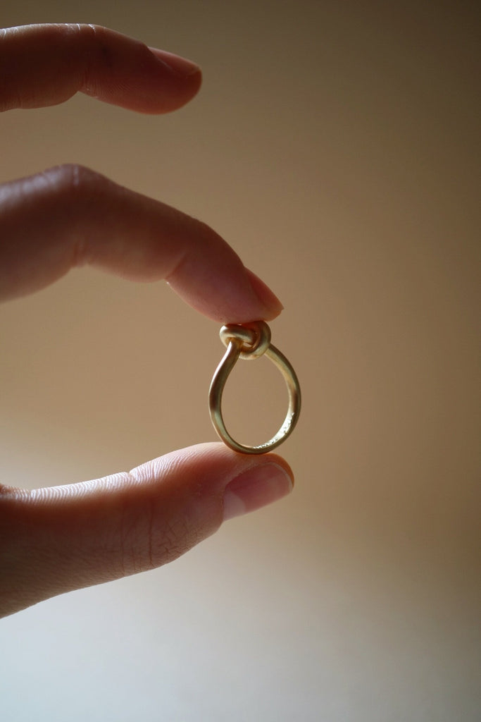 anello con nodo in oro fairtrade